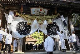 <p>　和歌山県田辺市の熊野本宮大社で、張り替えられた大しめ縄と大絵馬＝２日午前</p>