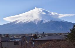 <p>　富士山の山頂付近をすっぽりと覆った笠雲＝３日午前１０時、山梨県富士吉田市</p>