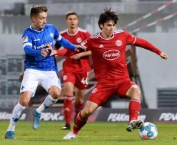 <p>　ダルムシュタット戦で競り合うデュッセルドルフの田中（右）＝ダルムシュタット（共同）</p>