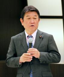 <p>　自民党山梨県連の会合であいさつする茂木幹事長＝４日午後、甲府市</p>