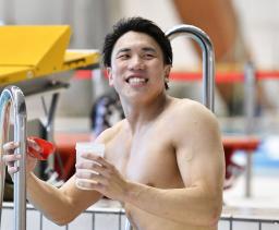 <p>　合宿で笑顔を見せる競泳男子の松元克央＝静岡県富士市</p>