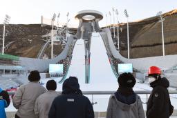 <p>　北京冬季五輪の開幕まで２カ月となった４日、ノルディックスキーのジャンプと複合の国際テスト大会が行われた「国家ジャンプセンター」＝中国河北省張家口（共同）</p>