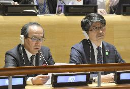 <p>　２０１９年５月、ＮＰＴ再検討会議第３回準備委員会で演説する広島市の松井一実市長（左）と長崎市の田上富久市長＝米ニューヨークの国連本部（共同）</p>