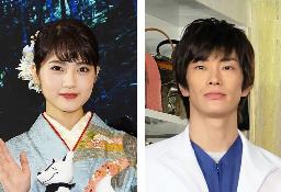 <p>　若月佑美さん（左）、玉置玲央さん</p>