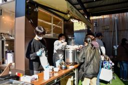 <p>　和歌山市のキッチンカーの販売スペース「シロキタキッチンパーク」で実施された災害を想定した炊き出し実験＝１１日午前</p>