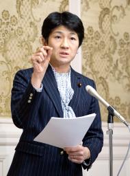 <p>　記者会見する立憲民主党の西村幹事長＝１４日午後、国会</p>