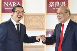 　奈良県の荒井正吾知事（右）と笑顔で話す「第１８回ショパン国際ピアノ・コンクール」で２位となった反田恭平さん＝１７日午前、奈良県庁