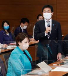 　合同勉強会であいさつする国民民主党の玉木代表。左は地域政党「都民ファーストの会」の荒木千陽代表＝１７日午前、東京都千代田区