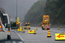 　事故の影響で通行止めになった北陸自動車道武生インターチェンジ付近＝１７日午後１時１分、福井県越前市
