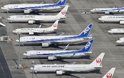 　羽田空港の駐機場に並ぶ全日空機と日本航空機＝２０２０年１０