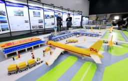 　レゴブロックで制作した中部空港の精巧な大型模型＝１７日午後、中部空港