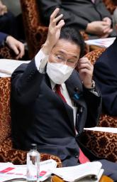 　参院予算委で、挙手する岸田首相＝１７日午後