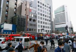 　騒然とする火災が起きたビル周辺＝１７日午前１１時５５分、大阪市北区