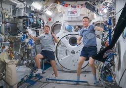　国際宇宙ステーションで宇宙飛行士らとバドミントンをする前沢友作さん（左）（タス通信のユーチューブ映像より・共同）