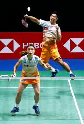　混合ダブルスで準決勝進出を決めた山下（奥）、篠谷組＝ウエルバ（共同）