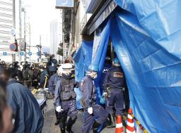 　消防との合同現場検証のため、多数が死亡する火災があった堂島北ビルに入る捜査員ら＝１８日午前１０時３分、大阪市北区