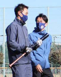 　小泉進次郎衆院議員（右）と話す米大リーグ、レッズの秋山＝１８日、神奈川県横須賀市