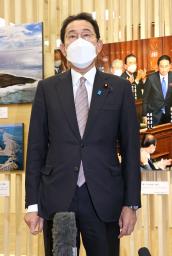 　報道陣の取材に応じる岸田首相＝１８日午後、東京都内（代表撮影）