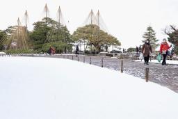 　雪が積もった兼六園＝１８日午前９時５１分、金沢市
