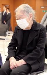 　報道陣の取材に応じる、宮沢みきおさんの母節子さん＝１８日午後、東京都世田谷区