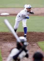 　高校女子硬式野球選抜との親善試合に先発したイチローさん＝１８日、ほっともっと神戸
