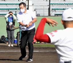 　野球教室で小学生にノックする巨人の原監督＝１８日、沖縄セルラースタジアム那覇