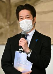 　「拉致問題を考える国民のつどい」を終え、取材に応じる横田哲也さん＝１８日午後、神戸市