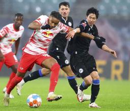 　ライプチヒ戦に先発出場し、競り合うビーレフェルトの奥川（右）＝ライプチヒ（共同）