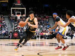 　ウォリアーズ戦でドリブルするラプターズの渡辺＝トロント（ＮＢＡＥ提供・ゲッティ＝共同）