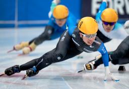 　男子１０００メートル決勝　優勝した岩佐暖＝丸善インテック大阪プールアイススケート場