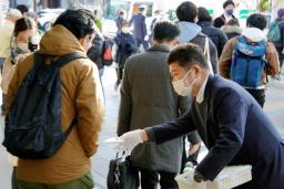 　情報提供を呼び掛ける王将フードサービスの渡辺直人社長（右）＝１９日午前、京都市