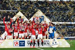 　サッカー天皇杯決勝で大分に競り勝ち、３大会ぶり８度目の優勝に大喜びの浦和イレブン。手前右は決勝ゴールの槙野智章＝１９日、国立競技場