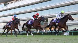　第７３回朝日杯フューチュリティステークスで（右から）優勝したドウデュース、２着のセリフォス、３着のダノンスコーピオン＝阪神競馬場