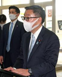　沖縄県嘉手納町で取材に応じる松野官房長官＝１９日午後