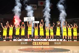　史上初の９連覇を達成し、喜ぶＥＮＥＯＳの選手＝代々木第二体育館