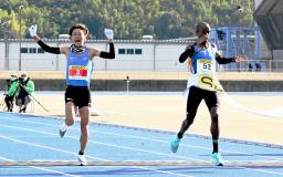 　２時間９分３４秒で初優勝したドミニク・ニャイロ（右）と着差ありの同タイムで２位の神野大地＝キリンレモンスタジアム陸上競技場