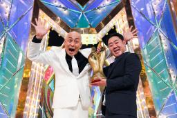 　「Ｍ―１グランプリ２０２１」で優勝し、ポーズを取る「錦鯉」の長谷川雅紀さん（左）と渡辺隆さん＝１９日、東京・六本木のテレビ朝日（（Ｃ）Ｍ―１グランプリ事務局）
