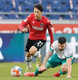 　ブレーメン戦にフル出場したハノーバーの室屋（左）＝ハノーバー（共同）