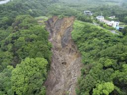 　静岡県熱海市伊豆山で発生した大規模な土石流の起点付近＝７月３日（県提供）
