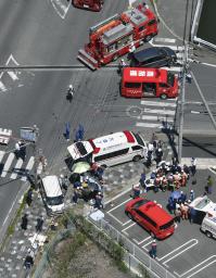 　車が園児の列に突っ込んだ事故現場＝２０１９年５月８日、大津市
