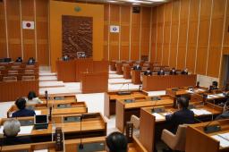 　本会議で和解案を可決した愛知県小牧市議会＝２０日午後