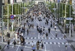 、多くの人が訪れた東京・銀座の歩行者天国＝１０月２日