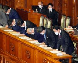 　参院本会議で２０２１年度補正予算が可決、成立し、議場に一礼する岸田首相（右端）ら＝２０日午後