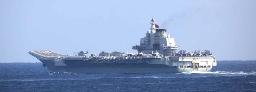 　中国海軍の空母「遼寧」（防衛省統合幕僚監部提供）