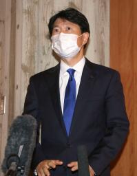 　父親から政治資金規正法の上限を超える寄付を受領した疑いについて、記者団の取材に応じる岡山県の伊原木隆太知事＝２１日午前、岡山県庁