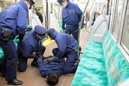 　警視庁と京王電鉄が回送電車内で実施した、無差別襲撃に対処する訓練＝２１日午前