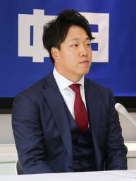 　契約交渉を終え、記者会見する中日の柳＝２１日、名古屋市