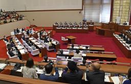 　住民投票条例案が否決された東京都武蔵野市議会の本会議＝２１日午後