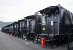 　災害時に客室を被災地へ運び、避難所としての機能を担う「コンテナホテル」＝２１日午前、熊本県八代市