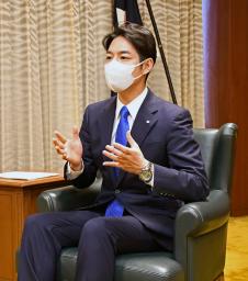 　インタビューに応じる北海道の鈴木直道知事＝２１日、札幌市